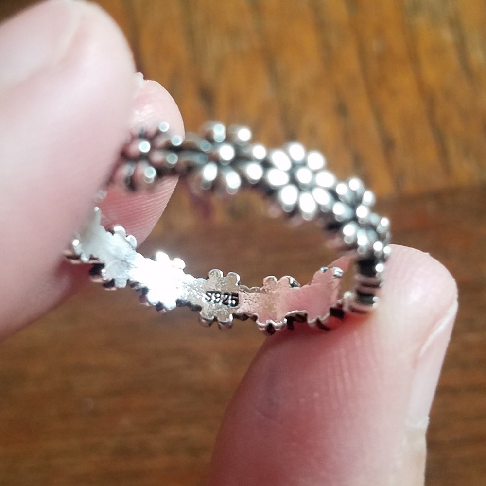 NWOT Silver Flower Ring - Picture 7 of 8